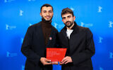 Basel Adra et Yuval Abraham posent avec le prix du film documentaire de la Berlinale, pour "No Other Land" dans les coulisses de la cérémonie de remise des prix du 74e Festival international du film de la Berlinale, le 24 février 2024 à Berlin. (Crédit : Nadia WOHLLEBEN / POOL / AFP)
