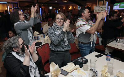 Les gens applaudissant les résultats préliminaires de l'élection lors de la soirée de la campagne Listen to Michigan, un groupe qui a demandé aux électeurs de voter blanc au lieu de voter pour le président américain Joe Biden lors de l'élection primaire présidentielle du Michigan, lors de la soirée électorale, à Dearborn, dans le Michigan, le 27 février 2024. (Crédit : Jeff Kowalsky/AFP)