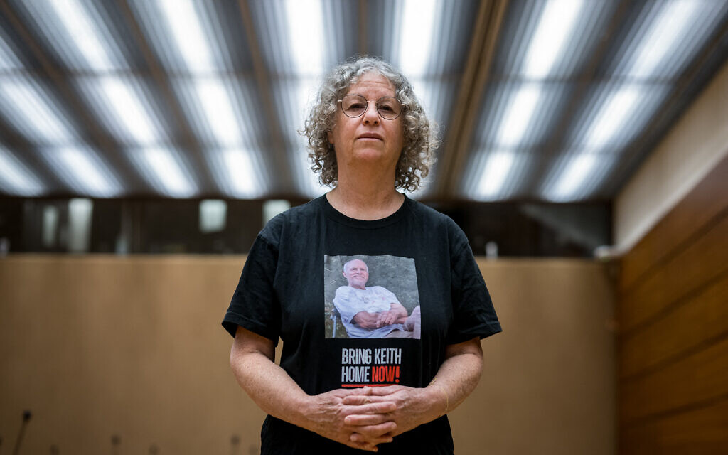 L'ex-otage du Hamas Aviva Siegel pose avec un t-shirt montrant une photo de son mari Keith Siegel lors d'une interview avec l'AFP pendant sa visite à la 55e session du Conseil des droits de l'homme de l'ONU à Genève, le 28 février 2024. (Crédit : Fabrice COFFRINI / AFP) L'ex-otage du Hamas Aviva Siegel pose avec un t-shirt montrant une photo de son mari Keith Siegel lors d'une interview avec l'AFP pendant sa visite à la 55e session du Conseil des droits de l'homme de l'ONU à Genève, le 28 février 2024. (Crédit : Fabrice COFFRINI / AFP)