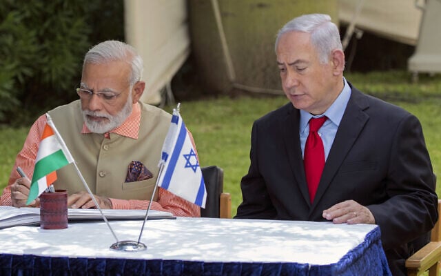 Illustration : Le Premier ministre indien Narendra Modi (à gauche) et le Premier ministre Benjamin Netanyahu, signant le livre d'or au cimetière de l'armée indienne de la Première Guerre mondiale, dans la ville côtière israélienne de Haïfa, en Israël, le 6 juillet 2017. (Crédit : Jack Guez/Pool, via AP) Illustration : Le Premier ministre indien Narendra Modi (à gauche) et le Premier ministre Benjamin Netanyahu, signant le livre d'or au cimetière de l'armée indienne de la Première Guerre mondiale, dans la ville côtière israélienne de Haïfa, en Israël, le 6 juillet 2017. (Crédit : Jack Guez/Pool, via AP)