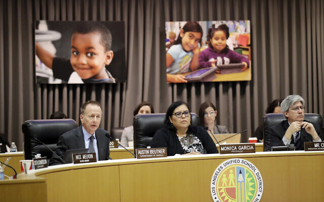 L'administrateur du District scolaire unifié de Los Angeles , Austin Beutner, à gauche, la présidente Monica Garcia, au centre, et le directeur Jefferson Crain écoutent les témoignages des personnes présidentes au siège de son Conseil d'administration, le 29 janvier 2019,à Los Angeles. (AP Photo/Marcio Jose Sanchez) L'administrateur du District scolaire unifié de Los Angeles , Austin Beutner, à gauche, la présidente Monica Garcia, au centre, et le directeur Jefferson Crain écoutent les témoignages des personnes présidentes au siège de son Conseil d'administration, le 29 janvier 2019,à Los Angeles. (AP Photo/Marcio Jose Sanchez)