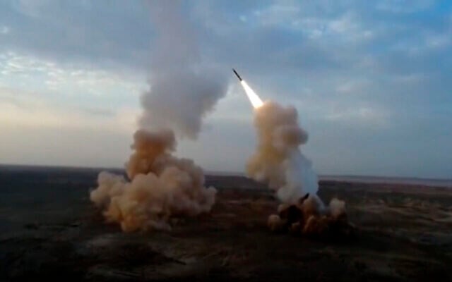 Le Corps des Gardiens de la Révolution islamique lançant des missiles balistiques souterrains lors d'un exercice militaire, le 29 juillet 2020. (Crédit : CGRI via AP)