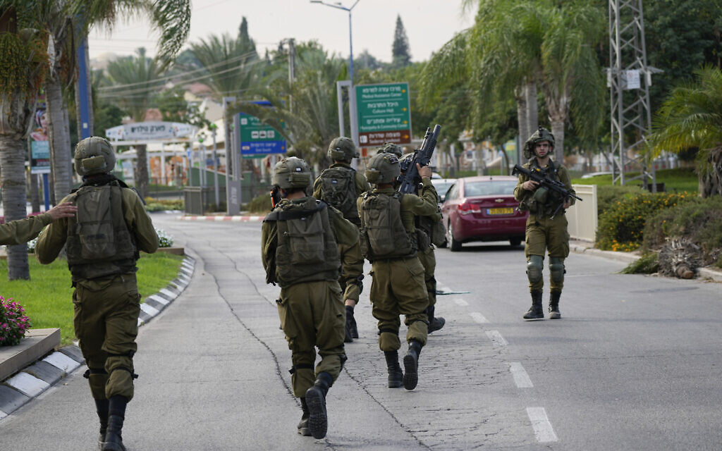 Les soldats israéliens déployés dans la ville de Sderot, dans le sud d'Israël, le 7 octobre 2023. (Crédit : AP Photo/Ohad Zwigenberg)