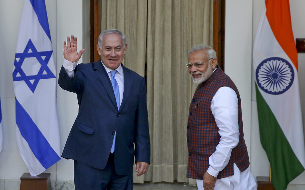 Le Premier ministre indien Narendra Modi (à droite) et le Premier ministre israélien Benjamin Netanyahu saluant les médias à leur arrivée à une réunion, à New Delhi, en Inde, le 15 janvier 2018. (Crédit : AP Photo)