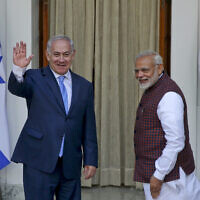 Le Premier ministre indien Narendra Modi, à droite, et le Premier ministre israélien Benjamin Netanyahu saluant les médias à leur arrivée pour une réunion, à New Delhi, en Inde, le 15 janvier 2018. (Crédit : AP Photo)