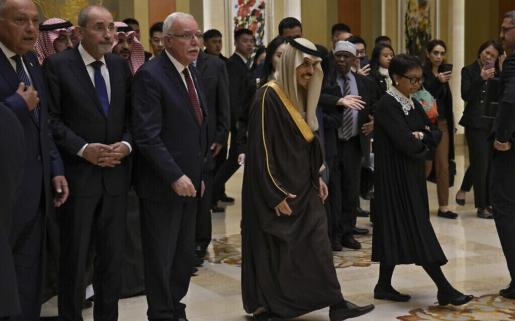 Les ministres des Affaires étrangères de cinq pays arabes et islamiques. De gauche à droite, le ministre égyptien des Affaires étrangères, Sameh Shoukry, le vice-Premier ministre et ministre jordanien des Affaires étrangères, Ayman Safadi, le ministre palestinien des Affaires étrangères, Riyad al-Maliki, le ministre saoudien des Affaires étrangères, Fayçal bin Farhan Al Saoud, et la ministre indonésienne des Affaires étrangères, Retno Marsudi, arrivent à la maison d'hôtes d'État de Diaoyutai pour y rencontrer leur homologue chinois Wang Yi. à Pékin, le lundi 20 novembre 2023. (Crédit : AP Photo/Andy Wong) Les ministres des Affaires étrangères de cinq pays arabes et islamiques. De gauche à droite, le ministre égyptien des Affaires étrangères, Sameh Shoukry, le vice-Premier ministre et ministre jordanien des Affaires étrangères, Ayman Safadi, le ministre palestinien des Affaires étrangères, Riyad al-Maliki, le ministre saoudien des Affaires étrangères, Fayçal bin Farhan Al Saoud, et la ministre indonésienne des Affaires étrangères, Retno Marsudi, arrivent à la maison d'hôtes d'État de Diaoyutai pour y rencontrer leur homologue chinois Wang Yi. à Pékin, le lundi 20 novembre 2023. (Crédit : AP Photo/Andy Wong)