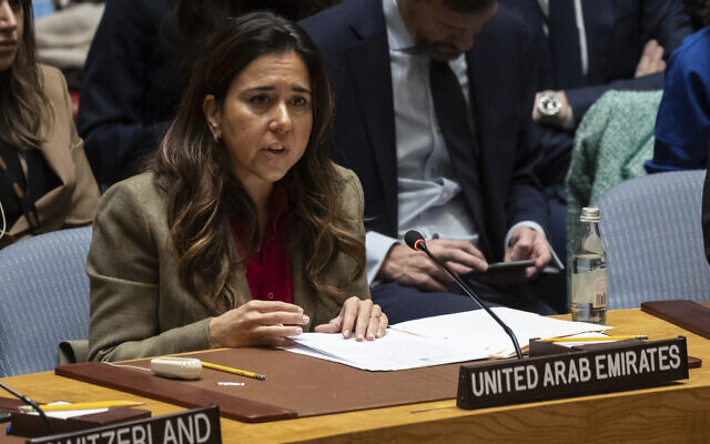 La représentante permanente des Émirats arabes unis aux Nations unies Lana Nusseibeh pendant une rencontre du Conseil de sécurité au siège de l'ONU, le 22 décembre 2023. (Crédit : Yuki Iwamura/AP) La représentante permanente des Émirats arabes unis aux Nations unies Lana Nusseibeh pendant une rencontre du Conseil de sécurité au siège de l'ONU, le 22 décembre 2023. (Crédit : Yuki Iwamura/AP)