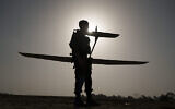 Illustration : Un soldat israélien préparant le lancement d'un drone près de la frontière entre Israël et Gaza, dans le sud d'Israël, le 9 janvier 2024. (Crédit : Leo Correa/AP Photo)