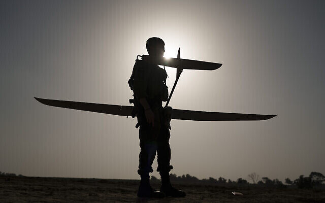 Illustration : Un soldat israélien préparant le lancement d'un drone près de la frontière entre Israël et Gaza, dans le sud d'Israël, le 9 janvier 2024. (Crédit : Leo Correa/AP Photo) Illustration : Un soldat israélien préparant le lancement d'un drone près de la frontière entre Israël et Gaza, dans le sud d'Israël, le 9 janvier 2024. (Crédit : Leo Correa/AP Photo)