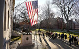 La statue de John Harvard (à gauche), sur le campus de l'Université Harvard, à Cambridge (Massachusetts), le 10 janvier 2024. (Crédit : Steven Senne/AP Photo)