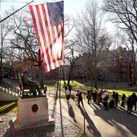 La statue de John Harvard (à gauche), sur le campus de l'Université Harvard, à Cambridge (Massachusetts), le 10 janvier 2024. (Crédit : Steven Senne/AP Photo)