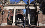 Illustration : Un passant franchit une porte menant au campus de l'Université Harvard à Cambridge, dans le Massachusetts, le 2 janvier 2024. (Crédit : Steven Senne/AP Photo)