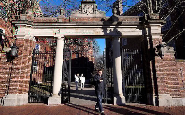 Illustration : Un passant franchit une porte menant au campus de l'Université Harvard à Cambridge, dans le Massachusetts, le 2 janvier 2024. (Crédit : Steven Senne/AP Photo) Illustration : Un passant franchit une porte menant au campus de l'Université Harvard à Cambridge, dans le Massachusetts, le 2 janvier 2024. (Crédit : Steven Senne/AP Photo)