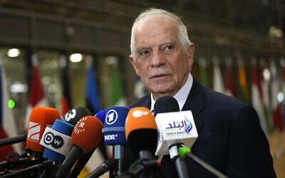 Le chef de la politique étrangère de l'Union européenne, Josep Borrell, s'exprimant à son arrivée pour une réunion des ministres des Affaires étrangères de l'UE dans le bâtiment du Conseil européen à Bruxelles, le 22 janvier 2024. (Crédit : Virginia Mayo/AP Photo)