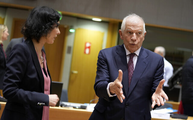 Le chef de la politique étrangère de l'Union européenne, Josep Borrell, à droite, discute avec la ministre belge des Affaires étrangères Hadja Lahbib pendant une réunion des chefs de la diplomatie de l'UE au Conseil européen, à Bruxelles, le 22 janvier 2024. (Crédit : AP Photo/Virginia Mayo) Le chef de la politique étrangère de l'Union européenne, Josep Borrell, à droite, discute avec la ministre belge des Affaires étrangères Hadja Lahbib pendant une réunion des chefs de la diplomatie de l'UE au Conseil européen, à Bruxelles, le 22 janvier 2024. (Crédit : AP Photo/Virginia Mayo)