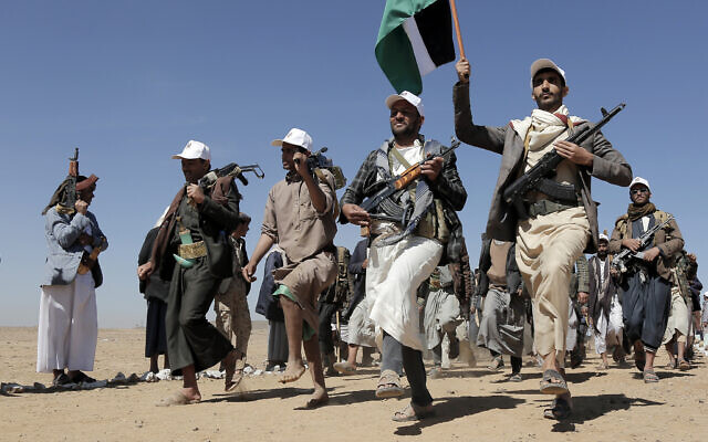 Des Houthis défilant lors d'un rassemblement de soutien aux Palestiniens de la bande de Gaza et contre les frappes américaines au Yémen, à l'extérieur de Sanaa, le 22 janvier 2024. (Crédit : AP Photo) Des Houthis défilant lors d'un rassemblement de soutien aux Palestiniens de la bande de Gaza et contre les frappes américaines au Yémen, à l'extérieur de Sanaa, le 22 janvier 2024. (Crédit : AP Photo)