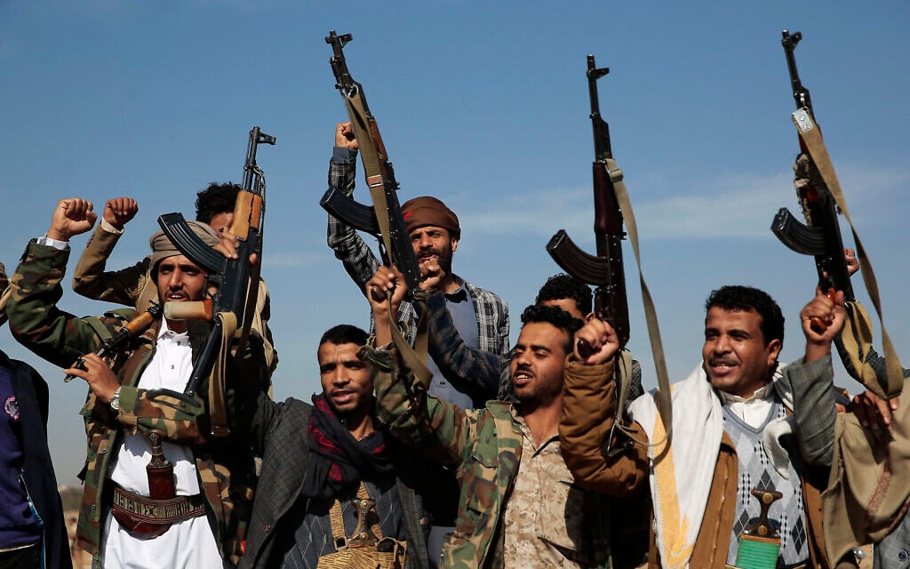 Des Houthis organisent un rassemblement en soutien aux Palestiniens de la bande de Gaza et contre les frappes aériennes menées par les États-Unis au Yémen, à Sanaa, au Yémen, le lundi 29 janvier 2024. (Crédit : AP Photo/Osamah Abdulrahman)