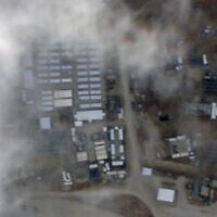 Les dégâts causés par l'attaque de drone sur la base militaire connue sous le nom de Tower 22 visibles au centre gauche de la photo, dans le nord-est de la Jordanie, le 29 janvier 2024. (Crédit : Photo satellite de Planet Labs PBC via AP)