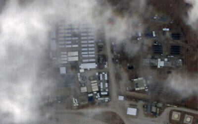 Les dégâts causés par l'attaque de drone sur la base militaire connue sous le nom de Tower 22 visibles au centre gauche de la photo, dans le nord-est de la Jordanie, le 29 janvier 2024. (Crédit : Photo satellite de Planet Labs PBC via AP)