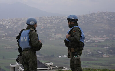 Les forces espagnoles de maintien de la paix sur une colline surplombant les villages de la frontière libanaise à Marjayoun, le 10 janvier 2024. (Crédit : Hussein Malla/AP)