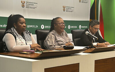 La ministre des Affaires étrangères sud-africaine Naledi Pandor, au centre, lors d'une conférence de presse à Pretoria, le 31 janvier 2024. (Crédit/Sebabatso Mosamo)