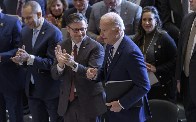Le président Joe Biden, à droite, et le président de la Chambre Mike Johnson, au centre, pendant le National Prayer Breakfast, le 1er février 2024. (Crédit : AP/J. Scott Applewhite) Le président Joe Biden, à droite, et le président de la Chambre Mike Johnson, au centre, pendant le National Prayer Breakfast, le 1er février 2024. (Crédit : AP/J. Scott Applewhite)