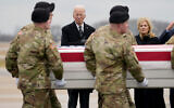 Le président américain Joe Biden, troisième à gauche, et la première dame Jill Biden, à droite, alors qu'une équipe de transport de l'armée déplace la caisse de transfert contenant la dépouille du sergent Kennedy Ladon Sanders sur la base aérienne de Dover, dans le Delaware, le 2 février 2024. (Crédit : Matt Rourke/AP Photo)