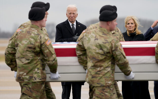 Le président américain Joe Biden, troisième à gauche, et la première dame Jill Biden, à droite, alors qu'une équipe de transport de l'armée déplace la caisse de transfert contenant la dépouille du sergent Kennedy Ladon Sanders sur la base aérienne de Dover, dans le Delaware, le 2 février 2024. (Crédit : Matt Rourke/AP Photo) Le président américain Joe Biden, troisième à gauche, et la première dame Jill Biden, à droite, alors qu'une équipe de transport de l'armée déplace la caisse de transfert contenant la dépouille du sergent Kennedy Ladon Sanders sur la base aérienne de Dover, dans le Delaware, le 2 février 2024. (Crédit : Matt Rourke/AP Photo)