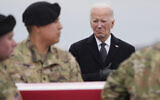 Le président américain Joe Biden, alors qu'une équipe de transport de l'armée déplace la caisse de transfert contenant la dépouille du sergent Kennedy Ladon Sanders sur la base aérienne de Dover, dans le Delaware, le 2 février 2024. (Crédit : Alex Brandon/AP Photo)