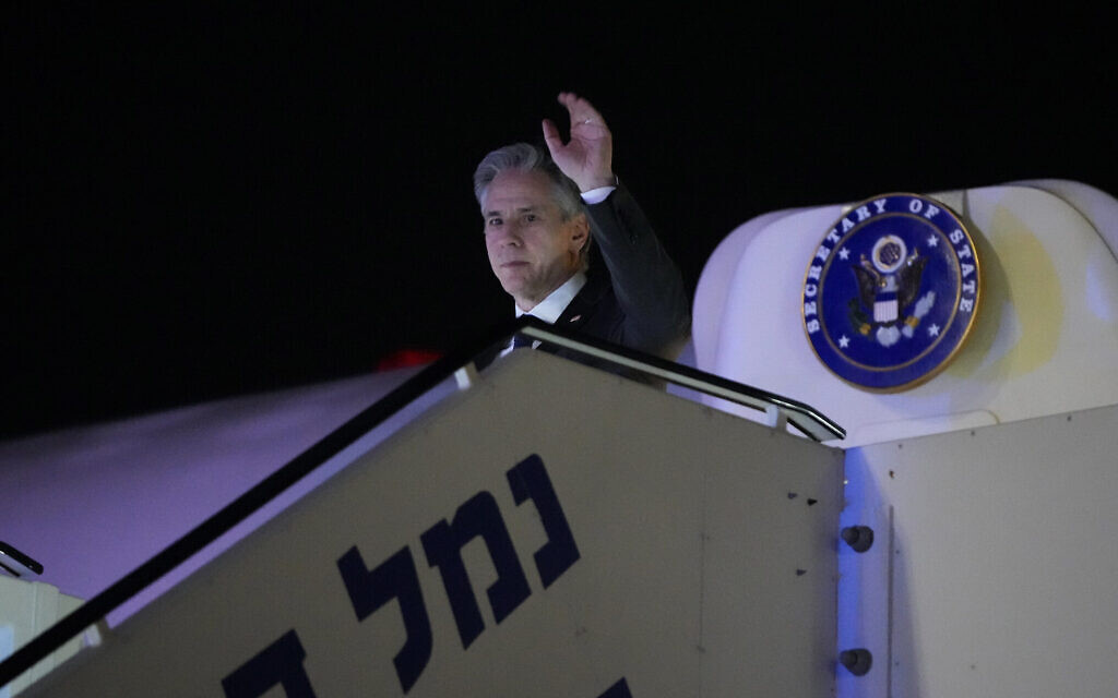 Le secrétaire d'État américain Antony Blinken arrivant à l'aéroport Ben Gurion, le 6 février 2024. (Crédit : Mark Schiefelbein/AP Photo/Pool)