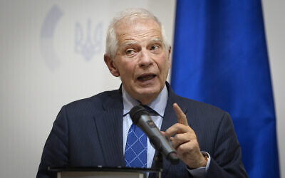 Le chef de la politique étrangère de l'Union européenne, Josep Borrell, assiste à une conférence de presse à Kiev, le 7 février 2024. (Crédit : Efrem Lukatsky/AP)