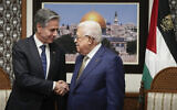 Le secrétaire d'État américain Antony Blinken (à gauche) et le dirigeant de l'AP Mahmoud Abbas lors de leur rencontre, à Ramallah, en Cisjordanie, le 7 février 2024. (Crédit : Mark Schiefelbein/AP/Pool)