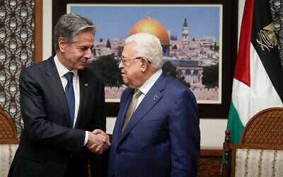 Le secrétaire d'État américain Antony Blinken (à gauche) et le dirigeant de l'AP Mahmoud Abbas lors de leur rencontre, à Ramallah, en Cisjordanie, le 7 février 2024. (Crédit : Mark Schiefelbein/AP/Pool)