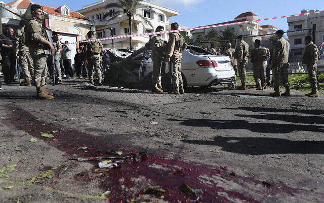 Des soldats de l'armée libanaise rassemblés autour d'une voiture endommagée près de la ville côtière de Jadra, au sud du Liban, le 10 février 2024. (Crédit : Mohammed Zaatari/AP Photo) Des soldats de l'armée libanaise rassemblés autour d'une voiture endommagée près de la ville côtière de Jadra, au sud du Liban, le 10 février 2024. (Crédit : Mohammed Zaatari/AP Photo)