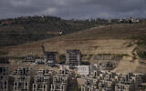 Un chantier de construction de nouveaux logements dans l'implantation de Givat Zeev en Cisjordanie, le 18 juin 2023. (Crédit : Ohad Zwigenberg/AP Photo/Dossier)