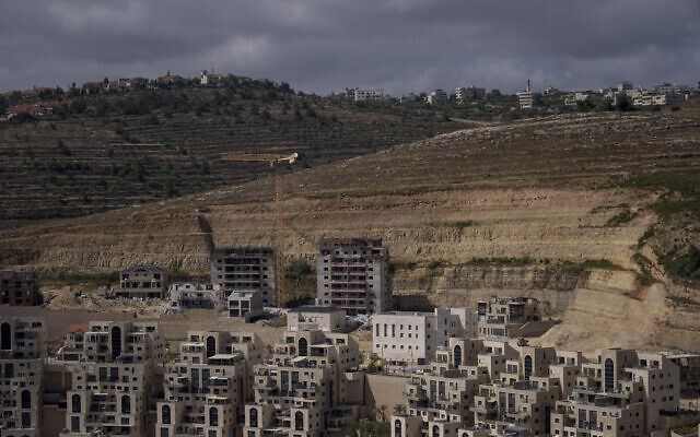 Un chantier de construction de nouveaux logements dans l'implantation de Givat Zeev en Cisjordanie, le 18 juin 2023. (Crédit : Ohad Zwigenberg/AP Photo/Dossier) Un chantier de construction de nouveaux logements dans l'implantation de Givat Zeev en Cisjordanie, le 18 juin 2023. (Crédit : Ohad Zwigenberg/AP Photo/Dossier)