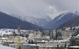 Les montagnes autour de Davos, en Suisse, le 19 janvier 2020. (Crédit : Markus Schreiber/AP)