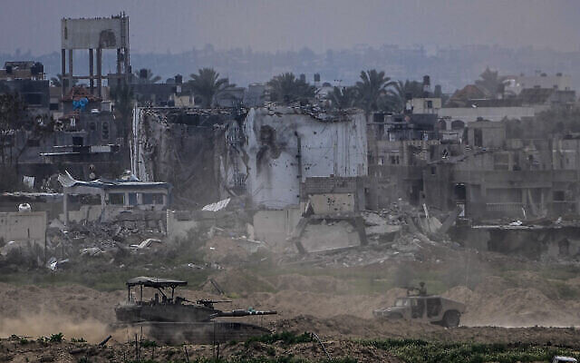 Les soldats de l’armée israélienne en opération dans la bande de Gaza, sur une photo prise depuis le sud d'Israël, le 13 février 2024. (Crédit : Ariel Schalit/AP Photo)