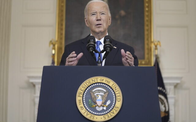 Le président américain Joe Biden s'exprimant sur un programme d'aide à l'Ukraine et à Israël de 95 milliards de dollars débattu au Congrès, à la Maison Blanche, à Washington, le 13 février 2024. (Crédit : Evan Vucci/AP Photo) Le président américain Joe Biden s'exprimant sur un programme d'aide à l'Ukraine et à Israël de 95 milliards de dollars débattu au Congrès, à la Maison Blanche, à Washington, le 13 février 2024. (Crédit : Evan Vucci/AP Photo)