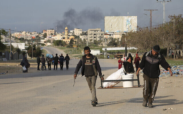 Des Palestiniens fuyant l’opération israélienne contre le Hamas à Khan Younès arrivant à Rafah, dans la bande de Gaza, le 14 février 2024. (Crédit : Hatem Ali/AP Photo)