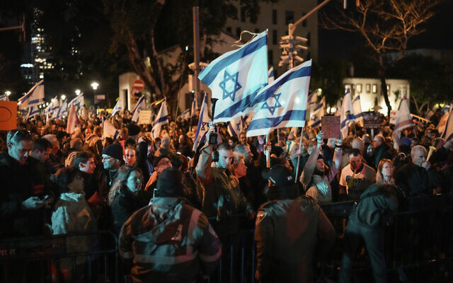 Des manifestants dénonçant le Premier ministre Benjamin Netanyahu appellent à de nouvelles élections lors d'un rassemblement hebdomadaire contre son gouvernement à Tel Aviv, le 17 février 2024. (Crédit : AP Photo/Leo Correa)