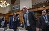 Le ministre des Affaires étrangères de l'Autorité palestinienne, Riyad Al-Maliki (au centre), et l'ambassadeur de l'Autorité palestinienne auprès de l'ONU, Riyad Mansour (à droite), prenant place à la plus haute Cour des Nations unies, à La Haye, aux Pays-Bas, le 19 février 2024. (Crédit : Peter Dejong/AP Photo)