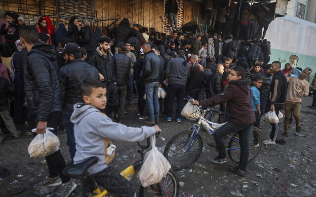 Des Palestiniens se battant pour acheter du pain dans une boulangerie, à Rafah, dans la bande de Gaza, le 19 février 2024. (Crédit : Mohammed Dahman/AP) Des Palestiniens se battant pour acheter du pain dans une boulangerie, à Rafah, dans la bande de Gaza, le 19 février 2024. (Crédit : Mohammed Dahman/AP)