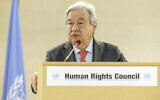 Le secrétaire général de l'ONU, Antonio Guterres, prononce son discours lors de l'ouverture du segment de haut niveau de la 55e session du Conseil des droits de l'homme au siège européen des Nations Unies à Genève, Suisse, le lundi 26 février 2024. (Crédit : Salvatore Di Nolfi/Keystone via AP)