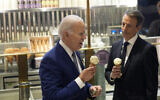 Le président américain Joe Biden, à gauche, mangeant une glace avec le comédien Seth Meyers, à Van Leeuwen Ice Cream, le 26 février 2024. (Crédit : Evan Vucci/AP)
