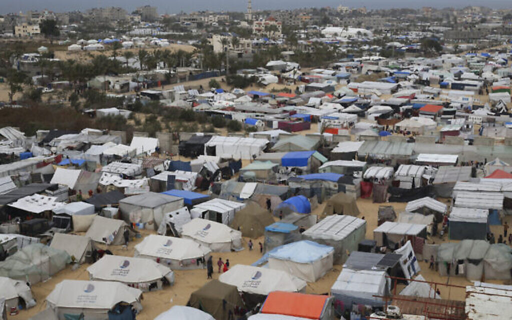 Un camp de tentes abritant des Palestiniens déplacés par l'offensive israélienne à Rafah, dans la bande de Gaza, le 27 février 2024. (Crédit : Hatem Ali/AP)