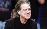 Le comédien Richard Lewis assistant à un match de basket-ball de la NBA, à Los Angeles, le 25 décembre 2012. (Crédit : Alex Gallardo/AP Photo/Dossier)