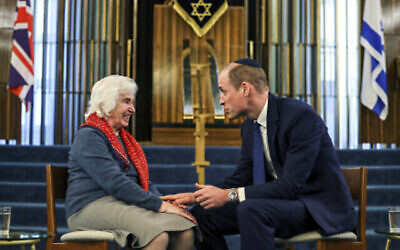 Le prince William de Grande-Bretagne, prince de Galles, à droite, s'entretient avec Renee Salt, 94 ans, rescapée de la Shoah, lors d'une visite à la synagogue Western Marble Arch à Londres, le jeudi 29 février 2024. (Crédit : Toby Melville/Pool Photo via AP)