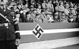 Adolf Hitler prononçant un discours devant 48 000 garçons et 5 000 filles lors du congrès du parti nazi à Nuremberg, en Allemagne, le 11 septembre 1937, au cours d'un défilé auquel assistent des diplomates étrangers. De gauche à droite au premier rang : Antonio Marquis De Magaz, envoyé d'Espagne en Allemagne, Sir Neville Henderson, ambassadeur britannique, inconnu, Signor Attolico, ambassadeur italien, André François-Poncet, ambassadeur français, Vicco Von Buelow Schwante, chef du protocole au ministère allemand des Affaires étrangères. (Crédit : AP/Archives)