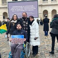 Reuven Fresh, blessé le 7 octobre, avec ses parents, lors de l'hommage aux victimes françaises de l'attaque du Hamas contre Israël le 7 octobre, au mémorial des Invalides à Paris, le 7 février 2024. (Crédit : Chantal Belzberg/OneFamily) Reuven Fresh, blessé le 7 octobre, avec ses parents, lors de l'hommage aux victimes françaises de l'attaque du Hamas contre Israël le 7 octobre, au mémorial des Invalides à Paris, le 7 février 2024. (Crédit : Chantal Belzberg/OneFamily)